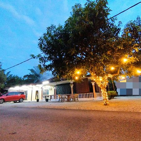 Basrie Villa "Mslim Only" - Mini Cinema , Private Pool , Wi-Fi , Netflix Muar Exteriér fotografie
