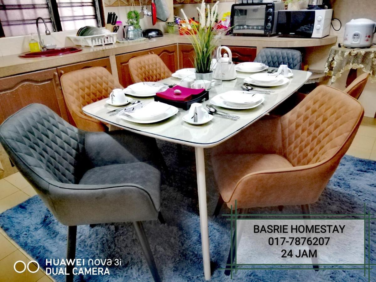 Basrie Villa "Mslim Only" - Mini Cinema , Private Pool , Wi-Fi , Netflix Muar Exteriér fotografie