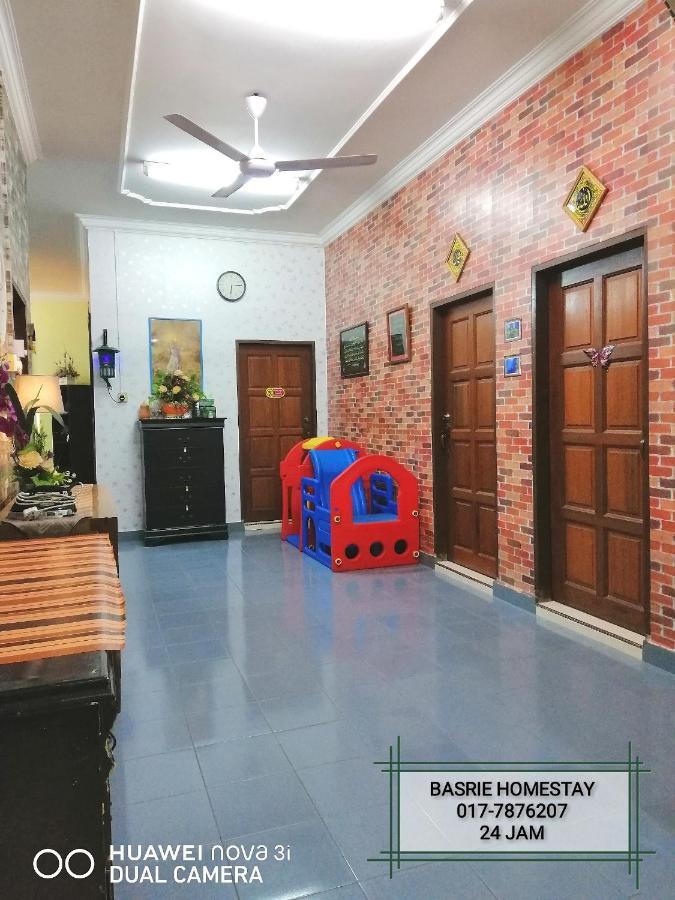Basrie Villa "Mslim Only" - Mini Cinema , Private Pool , Wi-Fi , Netflix Muar Exteriér fotografie